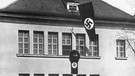 Feste Landsberg im Jahr 1945 mit Hakenkreuzflaggen | Bild: picture-alliance/dpa