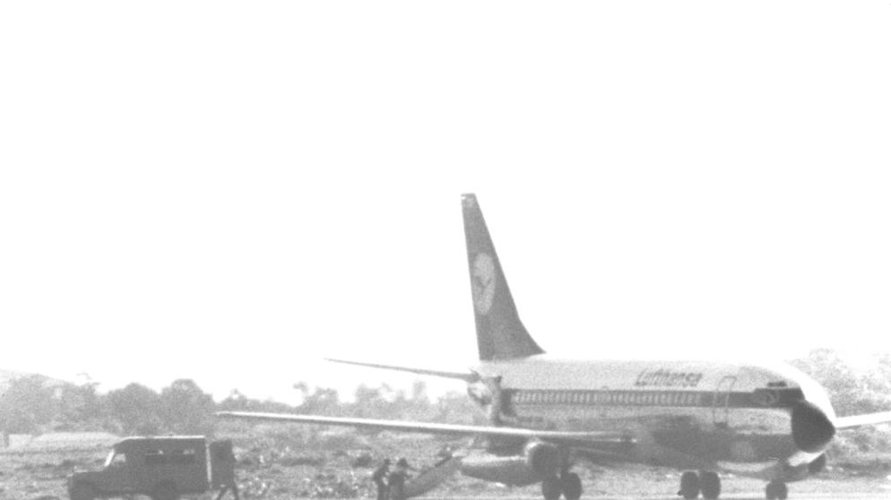 ARCHIV - Die am 13. Oktober 1977 entführte «Landshut» nach der Landung in Mogadischu (Somalia). Mit der Entführung der Lufthansa-Maschine «Landshut» wollten palästinensische Terroristen ihre deutschen Gesinnungsgenossen unterstützen, die zuvor Arbeitgeberpräsident Hanns Martin Schleyer entführten. Eine Gruppe der GSG 9, Antiterroreinheit des Bundesgrenzschutzes, stürmte später das Flugzeug auf dem Flughafen der somalischen Hauptstadt Mogadischu und befreite die Insassen. (zu dpa «Landshut kommt ins Dornier Museum» vom 23.09.2017) Foto: dpa/dpa +++(c) dpa - Bildfunk+++ | Bild: dpa-Bildfunk/dpa