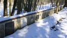 Grabinschriften auf dem "Leitenberg" bei Dachau | Bild: BR / Ernst Eisenbichler
