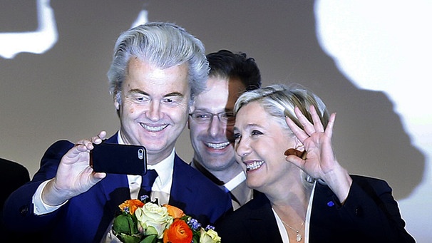 Marine Le Pen und Geert Wilders machen ein Selfie | Bild: dpa/pa