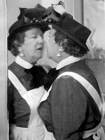 Liesl Karlstadt als Haushälterin Vieterl in Ludwig Thomas Stück "Witwen" (Aufnahme von 1958) | Bild: picture-alliance/dpa