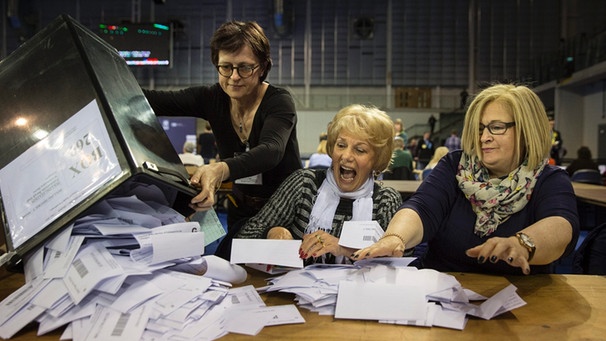 In Glasgow werden Stimmzettel ausgezählt - Unterhauswahl in Großbritannien | Bild: dpa-Bildfunk