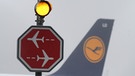 Stoppschild vor einem Lufthansa-Flugzeug | Bild: picture-alliance/dpa