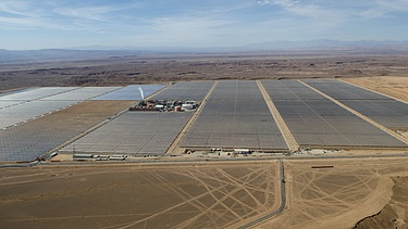 Das größte Solarkraftwerk der Welt in der Wüste Marokkos | Bild: picture-alliance/dpa/Jalal Morchidi
