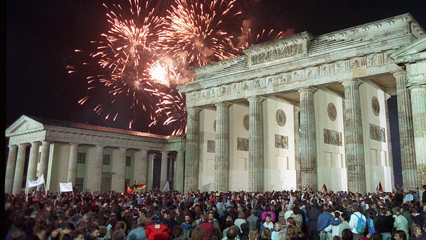 Feuerwerk am Brandenburger Tor in Berlin zum Mauerfall | Bild: dpa-Bildfunk