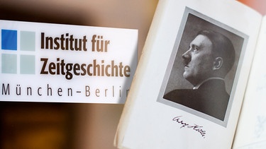 Logo des Instituts für Zeitgeschichte und Buchseite aus "Mein Kampf" | Bild: picture-alliance/dpa/Montage: BR