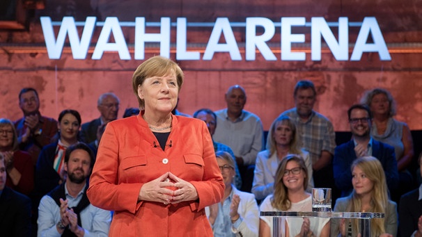 Bundeskanzlerin Merkel im TV-Studio der "Wahlarena" in der Kulturwerft Gollan in Lübeck | Bild: Daniel Reinhardt/dpa