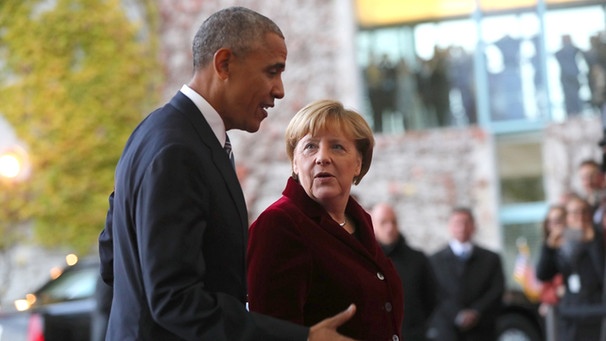 US-Präsident Barack Obama wird von Bundeskanzlerin Angela Merkel am 17.11.2016 in Berlin offiziell vor dem Bundeskanzleramt begrüßt.  | Bild: dpa/Kay Nietfeld