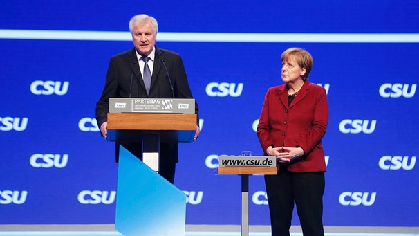 Bavarian Prime Minister and head of the Christian Social Union (CSU) Horst Seehofer welcomes German Chancellor Angela Merkel to the Christian Social Union (CSU) party congress in Munich, Germany November 20, 2015.   | Bild: Reuters (RNSP)/Michael Dalder