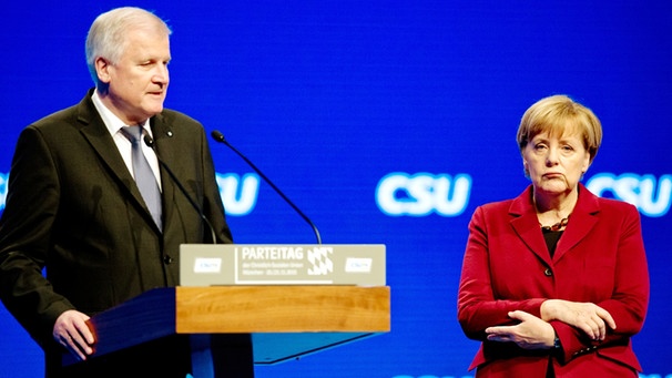 Archivbild: Horst Seehofer und Angela Merkel auf dem CSU-Parteitag | Bild: dpa/Sven Hoppe