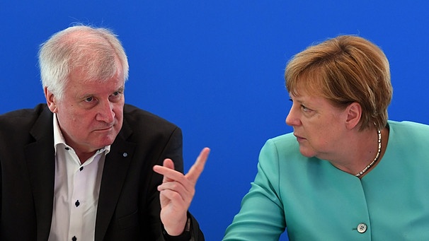 Der bayerische Ministerpräsident Horst Seehofer (CSU, l) unterhält sich am 24.06.2016 mit Bundeskanzlerin Angela Merkel (CDU). | Bild: picture-alliance/dpa/Ralf Hirschberger
