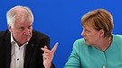 Der bayerische Ministerpräsident Horst Seehofer (CSU, l) unterhält sich am 24.06.2016 mit Bundeskanzlerin Angela Merkel (CDU). | Bild: picture-alliance/dpa/Ralf Hirschberger