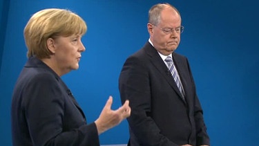 Angela Merkel und Peer Steibbrück beim TV-Duell 2013 | Bild: pa/dpa