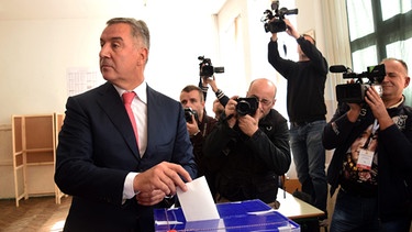 Milo Djukanovic an der Wahlurne, 16.10.2016 | Bild: picture-alliance/dpa/Boris Pejovic