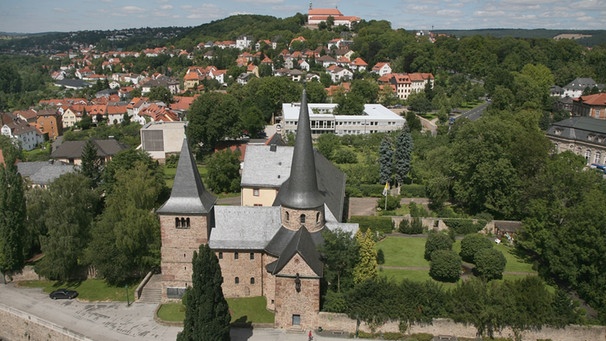 Blick vom Dom von Fulda über die Michaelskirche (erbaut 818 bis 822) hinüber zum Frauenberg mit dem gleichnamigen Franziskaner-Kloster (erbaut 1758 bis 1765). | Bild: picture-alliance/dpa
