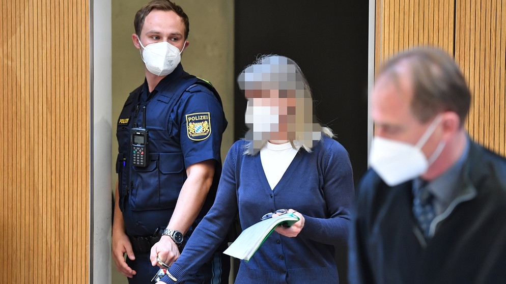 Die Angeklagte Susanne G. wird von einem Justizbeamten in den Sitzungssaal geführt.  | Bild: picture alliance/Sven Simon