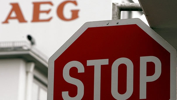 Stop-Schild vor AEG-Logo | Bild: picture-alliance/dpa