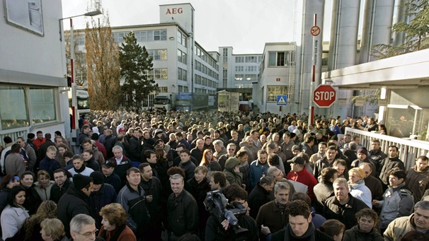 Proteste und Streik vor dem AEG-Werk in Nürnberg gegen die Schließung des Stammwerks 2007 | Bild: picture-alliance/dpa