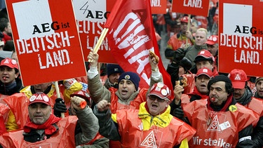 Proteste und Streik vor dem AEG-Werk in Nürnberg gegen die Schließung des Stammwerks 2007 | Bild: picture-alliance/dpa