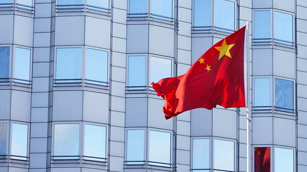 Die Flagge von China weht vor der Chinesischen Botschaft.  | Bild: dpa-Bildfunk/Jörg Carstensen