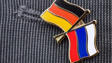 Ein Anstecker mit Deutschland- und Russland-Fahne. | Bild: picture-alliance/dpa