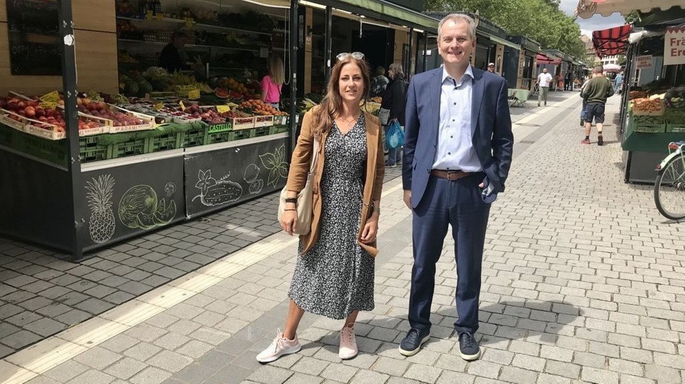 Wirtschaftsreferent Horst Müller und Citymanagerin Verena Tykvart stehen auf dem Fürther Wochenmarkt. | Bild: BR24/Michael Reiner