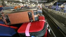 Koffer auf einem Gepäckband | Bild: picture-alliance/dpa