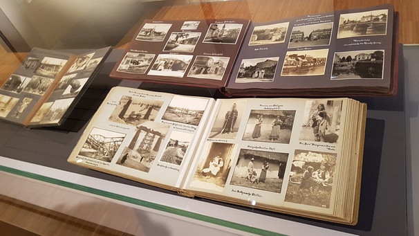 Ein Buch mit Fotos aus dem ersten Weltkrieg, dass bei der Ausstellung gezeigt wird. | Bild: Matthias Rüd/BR