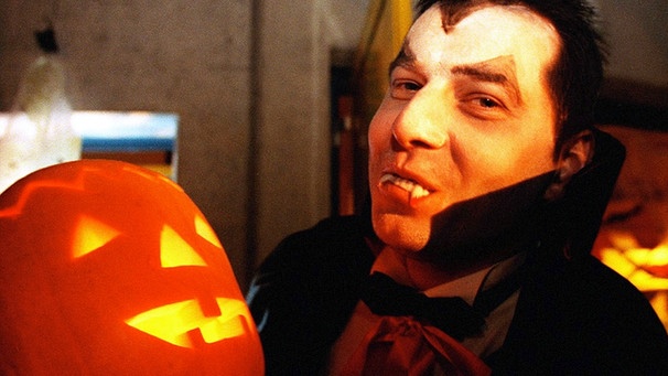 Mann in Halloween-Party-Verkleidung und einem Kürbis in den Händen | Bild: colourbox.com