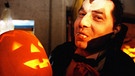 Mann in Halloween-Party-Verkleidung und einem Kürbis in den Händen | Bild: colourbox.com