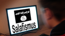 Jugendlicher sitzt vor Computer-Bildschirm mit Salafismus-Schriftzug | Bild: imago/Ralph Peters