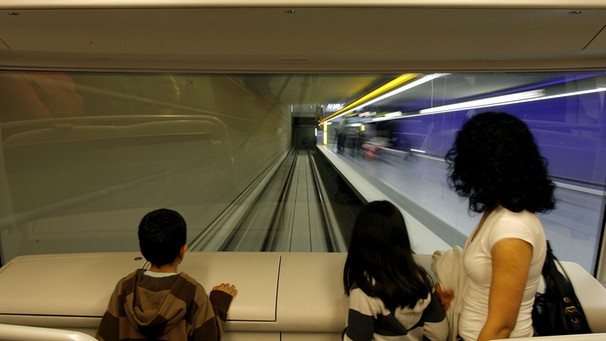 Frau und Kinder stehen an der Frontscheibe der fahrerlosen U-Bahn Nürnberg | Bild: picture-alliance/dpa