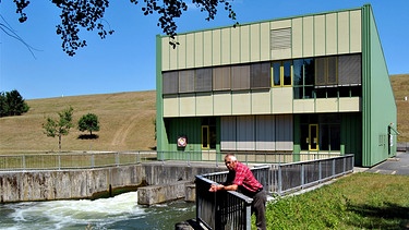 Thomas Liepold vom Wasserwirtschaftsamt Ansbach vor dem Pumpwerk Rothsee | Bild: Sabine Göb/BR-Studio Franken