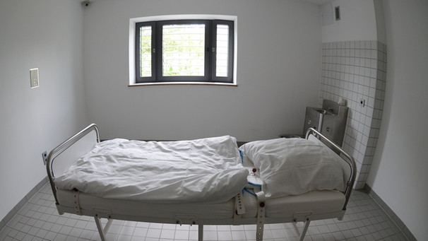 Zimmer mit Bett in einer Psychiatrie | Bild: picture-alliance/dpa