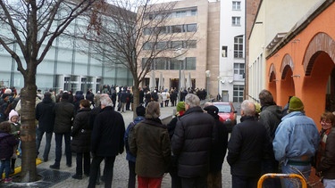 Vor dem Neuen Museum steht eine lange Schlange von Menschen, die alle Karte für den Vortrag wollen | Bild: BR-Studio Franken/Weininger Eva