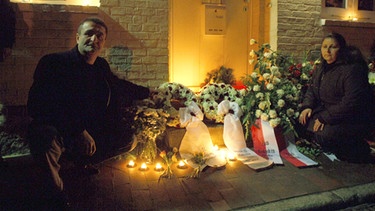 15 Jahre nach dem Brandanschlag auf ein Haus in Mölln kniet der überlebende Familienvater Faruk Arslan am Freitag (23.11.2007) in Mölln mit einer Verwandten vor dem ehemaligen Brandhaus. | Bild: picture-alliance/dpa