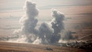Smoke rises at Mosul's Bertela region after coalition forces' air-strike over Deash targets during an operation to retake Iraq's Mosul from Deash in Iraq | Bild: picture-alliance/dpa