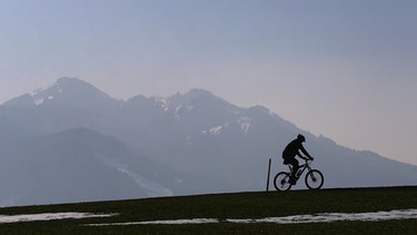 Mountainbiker bei Pfronten  | Bild: picture-alliance/dpa/Karl-Josef Hildenbrand