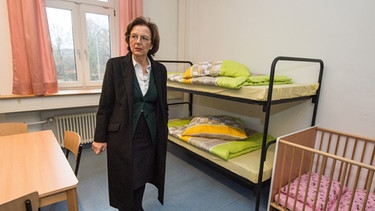 Sozialministerin Emilia Müller besichtigt Wohnheim für Flüchtlinge in Regensburg | Bild: picture-alliance/dpa/Armin Weigel