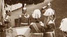 Der Bayerische König Ludwig III. heftet die Säkularbänder an die Fahnen des Bayerischen Leibregiments anlässlich der 100-Jahrfeier am 20.07.1914 | Bild: SZ Photo