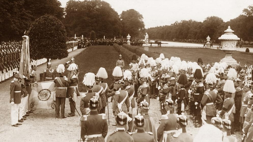 Der Bayerische König Ludwig III. heftet die Säkularbänder an die Fahnen des Bayerischen Leibregiments anlässlich der 100-Jahrfeier am 20.07.1914 | Bild: SZ Photo
