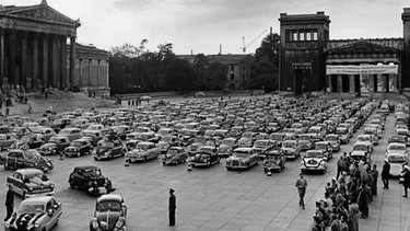 Noch mit den Steinplatten der NS-Zeit: Münchner Königsplatz in den 1950er-Jahren | Bild: SZ Photo / Alfred Strobel