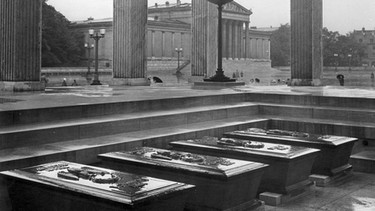 "Ehrentempel" auf dem Königsplatz während NS-Zeit: Särge der beim Putsch von 1923 umgekommenen Hitler-Getreuen | Bild: picture-alliance/dpa 