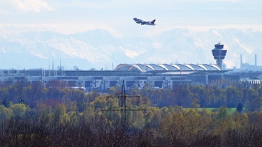 Flughafen mit Alpenkette bei Föhn aus Nordost | Bild: Flughafen München GmbH
