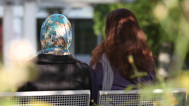 Zwei Muslimas - eine mit Kopftuch, eine ohne | Bild: BR / Markus Konvalin