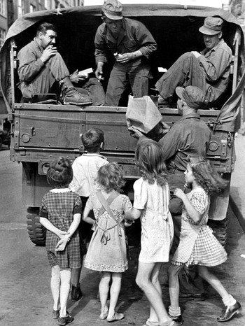 1945, Nachkriegszeit: US-Soldaten verteilen Süßigkeiten an Kinder | Bild: picture-alliance/dpa