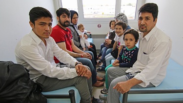 Archivbild: Eine afghanische Flüchtlingsfamilie in der Zentralen Aufnahmestelle für Flüchtlinge | Bild: picture alliance / dpa