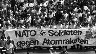 1982: Großdemonstration im Bonner Hofgarten gegen NATO-Doppelbeschluss | Bild: pa/dpa/Klaus Rose