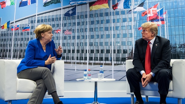 11.07.2018, Belgien, Brüssel: Bundeskanzlerin Angela Merkel (CDU) und Donald Trump, Präsident der USA, treffen sich beim Nato-Gipfel zu einem bilateralen Gespräch.  | Bild: dpa-Bildfunk/Bernd von Jutrczenka