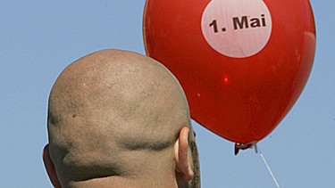Neonazi und Luftballon mit Aufschrift "1. Mai" | Bild: picture-alliance/dpa